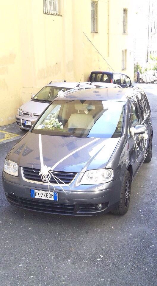 以鮮花裝飾的婚禮車輛