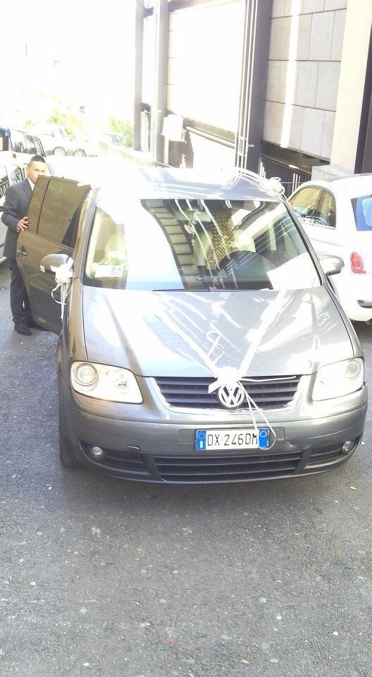 站在婚禮裝飾車輛旁的司機