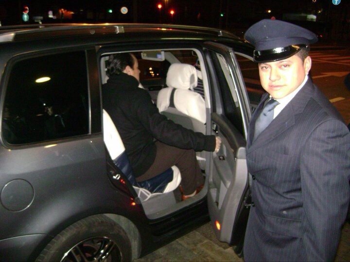 夜間乘客上車，司機在旁等候